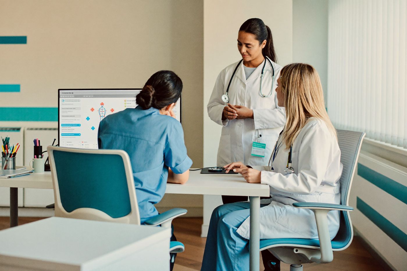 Team medico e amministrativo davanti al gestionale